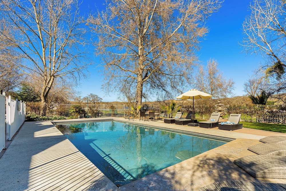 Victorian Manor In Paso Robles Wine Country + Pool, Hot Tub, Firepit, Tennis Court Sleeps 28