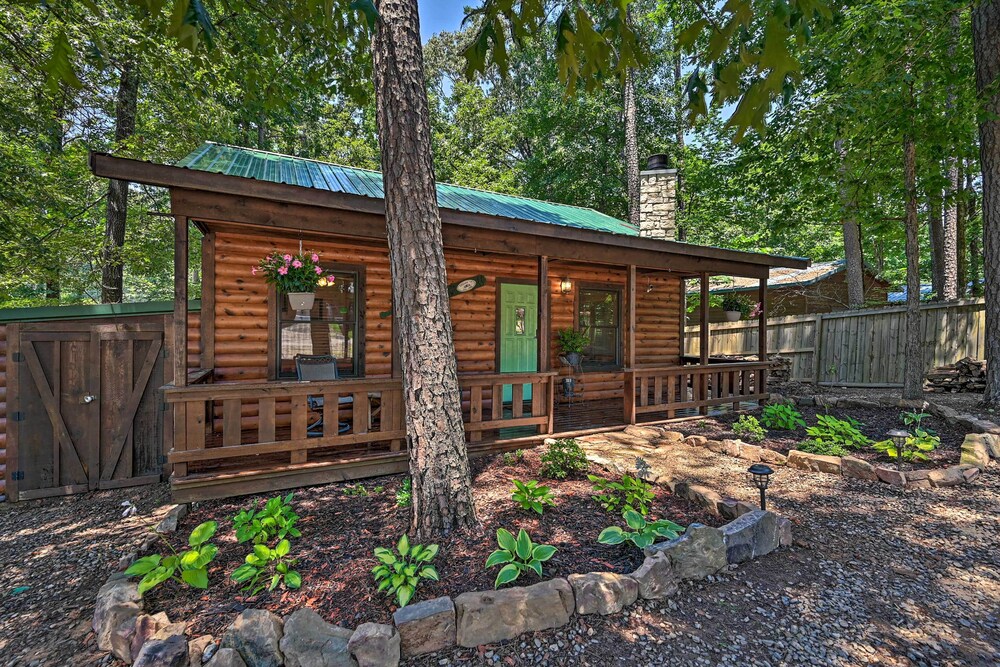 Hot Tub & Deck: Broken Bow 'azalea House' view 3