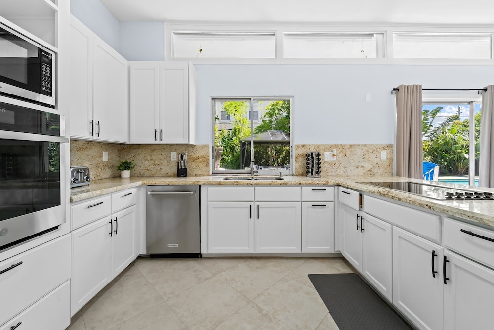 4BR Intracoastal Retreat With Pool, Games & More!