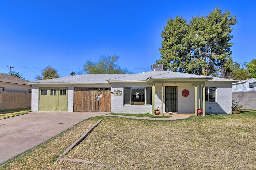 Pet-friendly Phoenix Home: Breezeway & Fenced Yard view 4