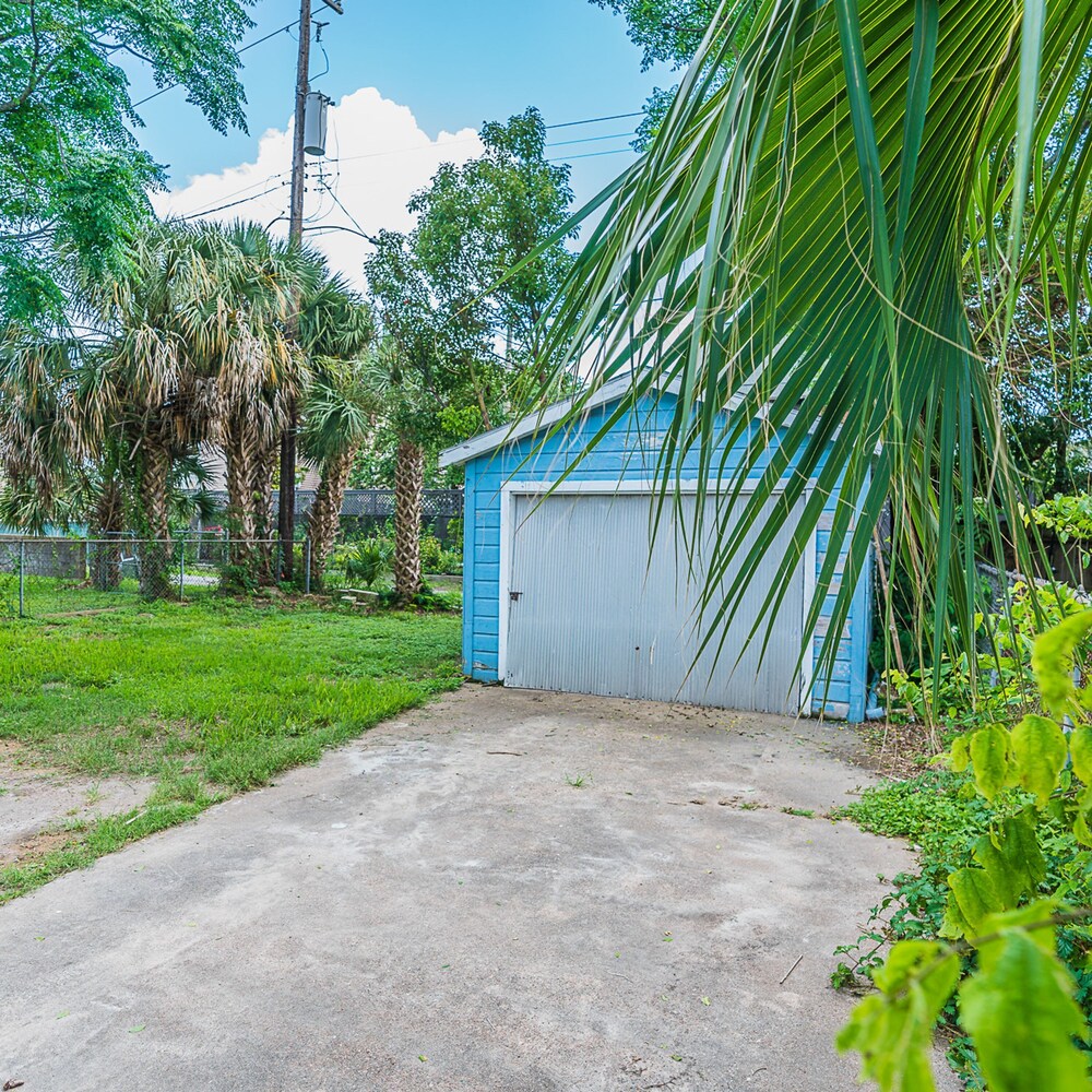 Uptown Cottage 2 Minutes to The Strand and Utmb view 4