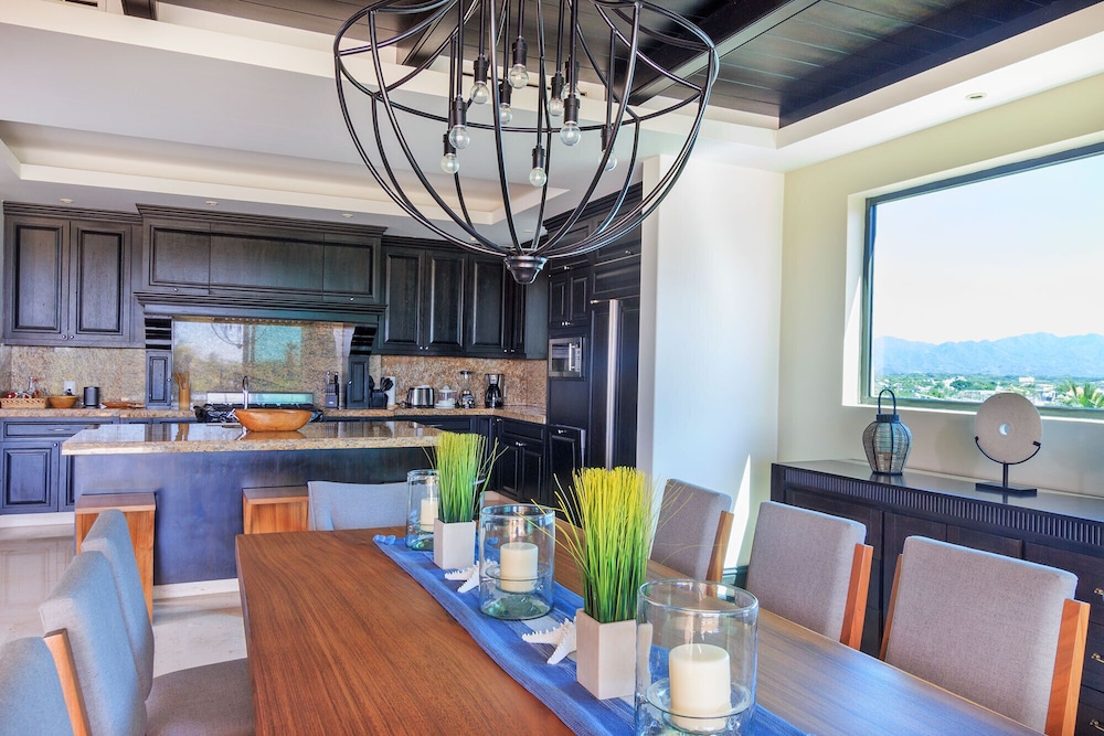 Amazing 4 Bedroom Condo - Property Image 11