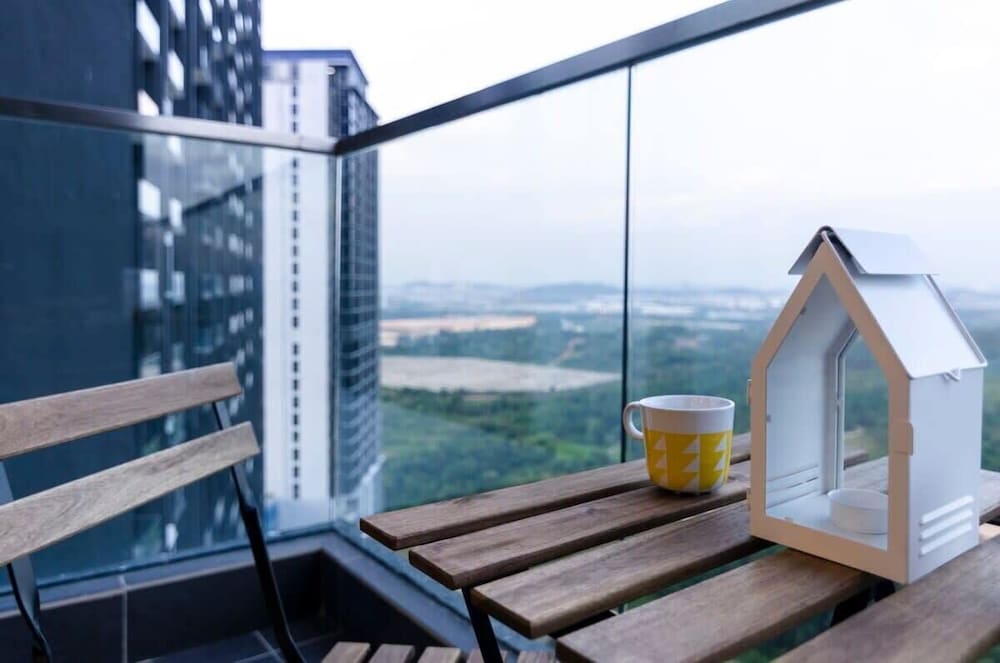 Chic 2BR Dpristine 9 Next to Legoland Free Parking