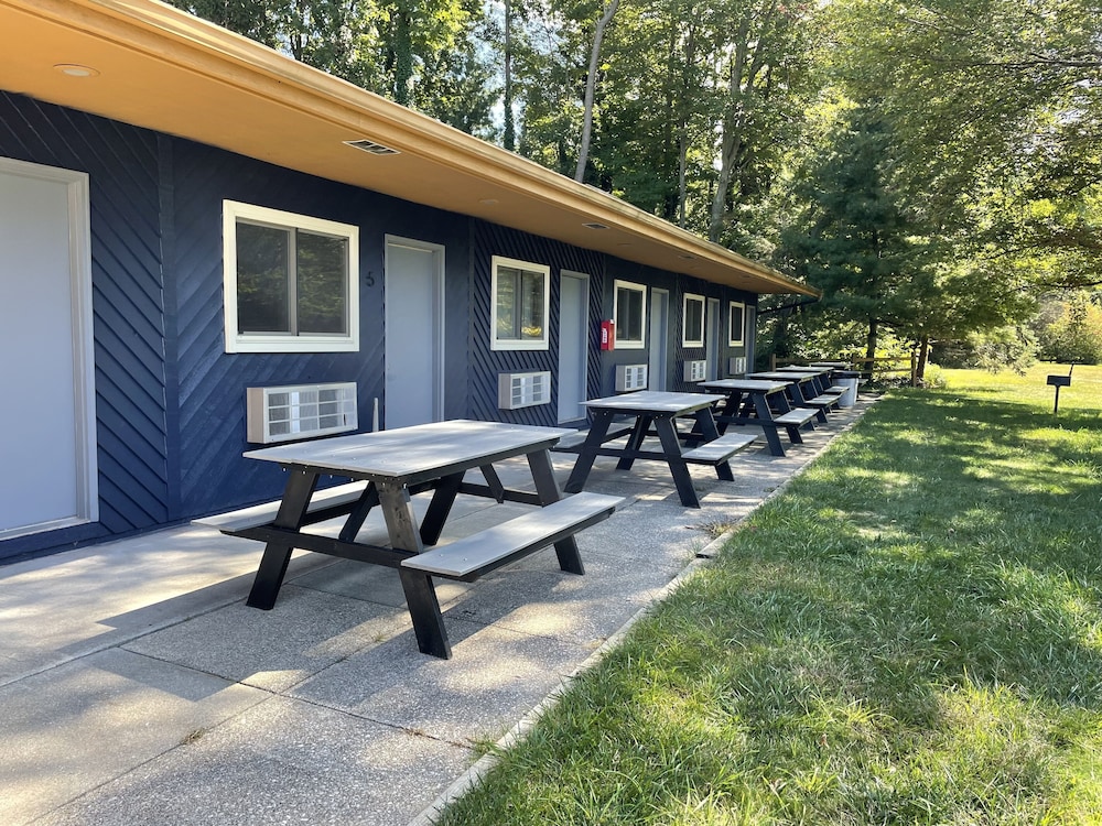 Lake Bluff Inn and Suites