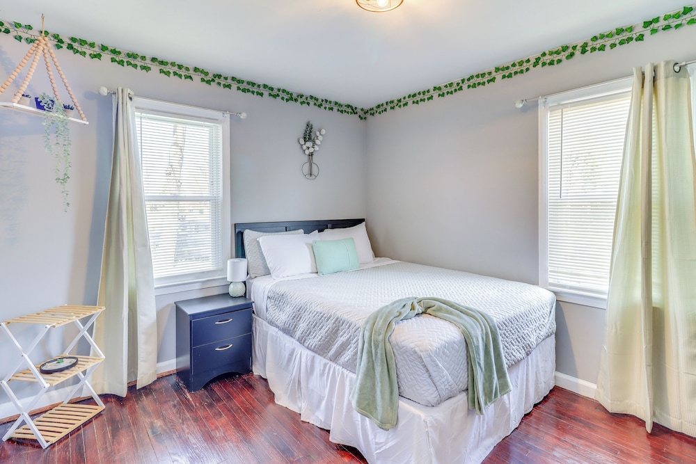 Peaceful Detroit Home w/ Yard: 10 Mi to Downtown!
