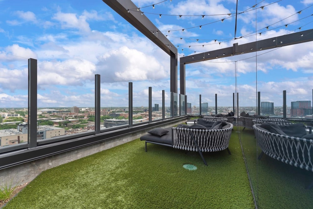 Fulton Market Penthouse 4BR Family Fun Views