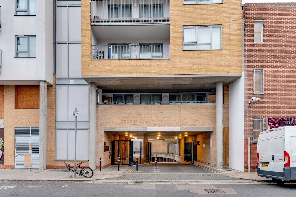 Spacious Modern Camberwell Apartment