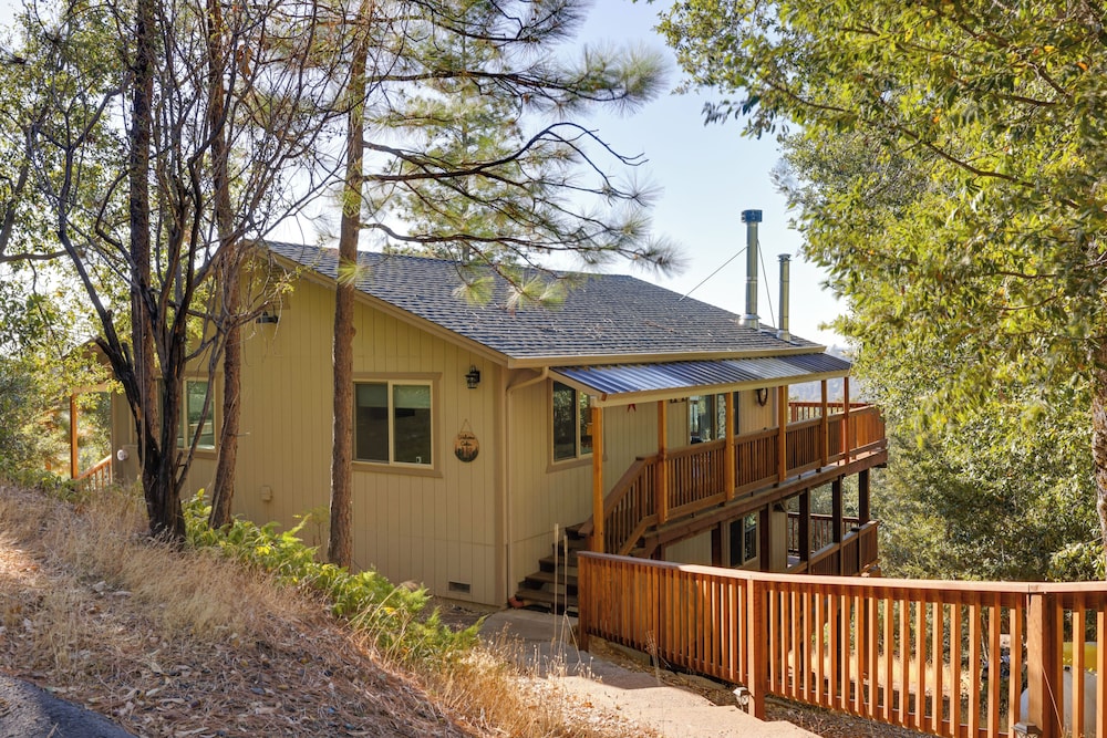 Ski, Hike & Fish: Mtn-view Gem w/ Deck in Tuolumne