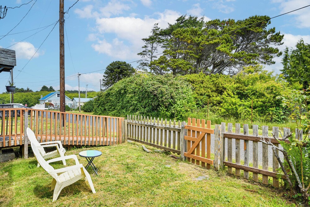 Walk to Beach: Charming Home - 3 Mi to Seabrook