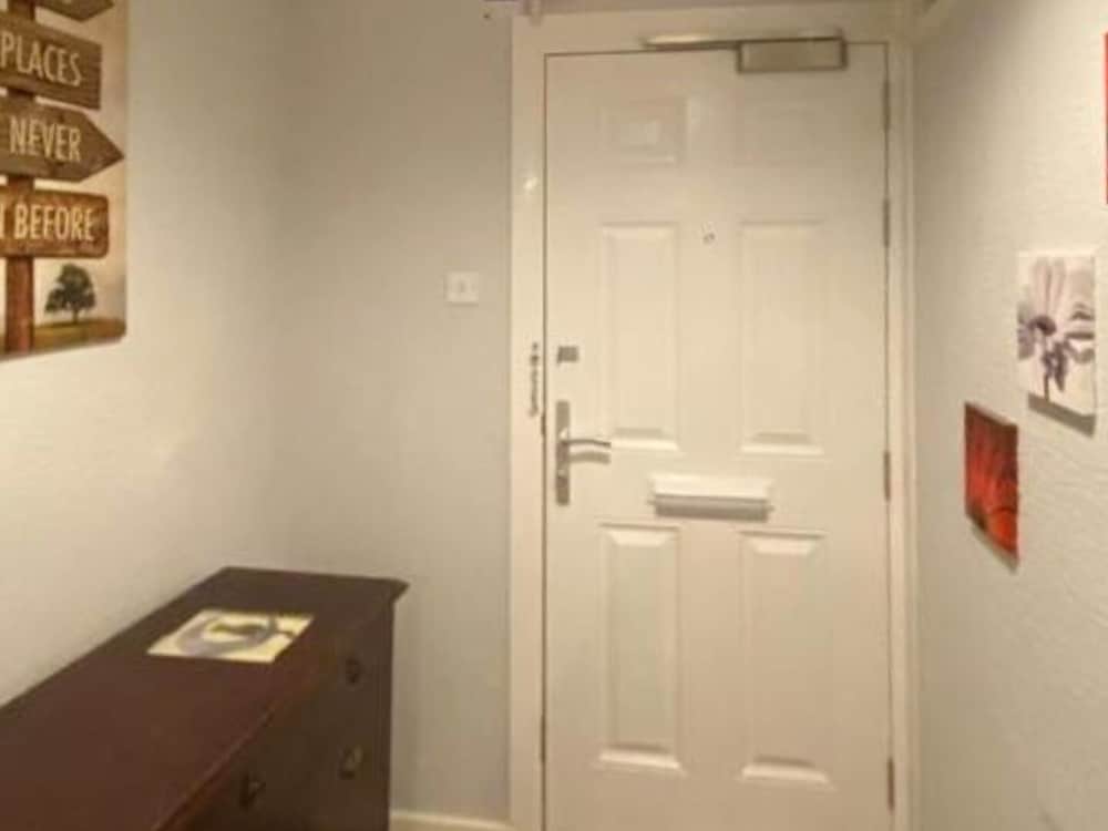 Room in Apartment - Normanton - Budget Double Room view 4