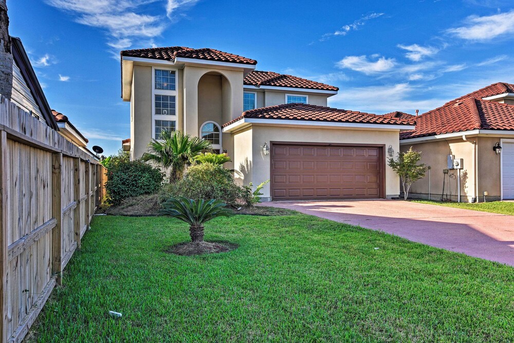 Walk to Ocean: Lakefront Dickinson Stucco House! view 3