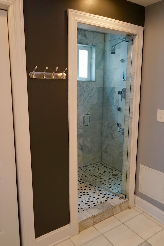 3-Level Bucktown Home - Amazing Outdoors & Parking