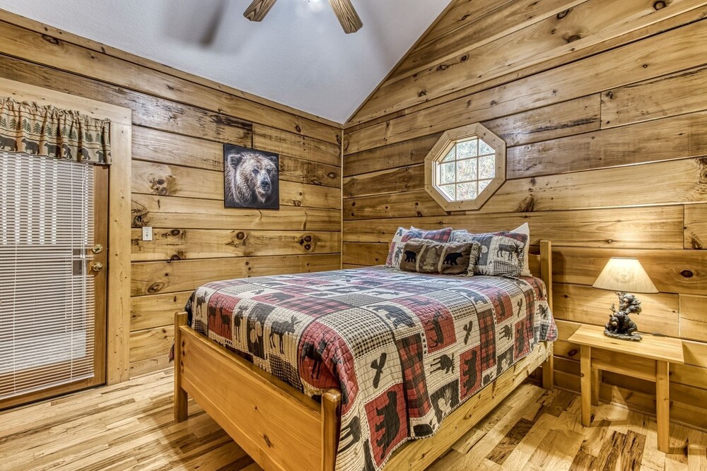 Er203 Living the Dream 4 Bedroom Cabin Close to Town by RedAwning view 3