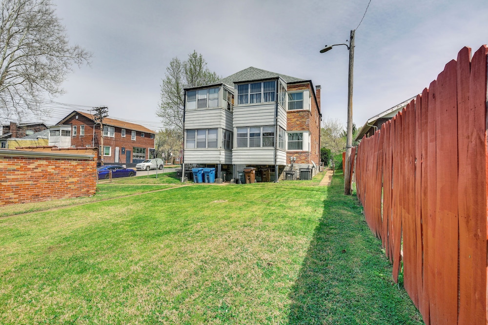 10 Mi to Downtown St Louis: Convenient Apartment!