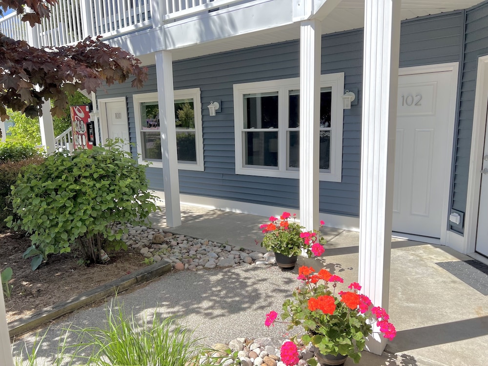 Empire Lakeshore Inn
