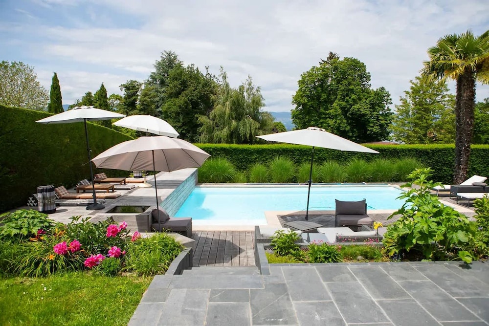 Villa au Bord du lac Avec Piscine Privee et Acces Direct au lac
