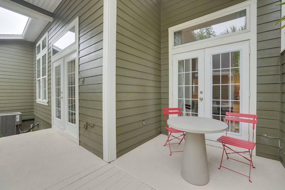 Townhome w/ Patio < 5 Mi to UF Campus!