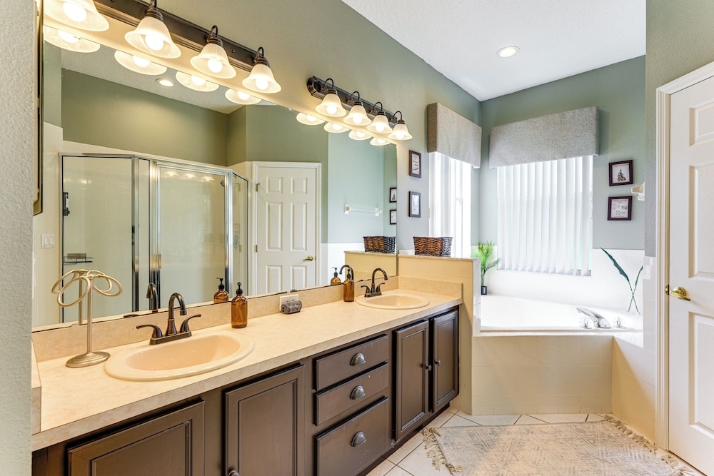 Walk to Tower Lake: Family Home in Gated Community
