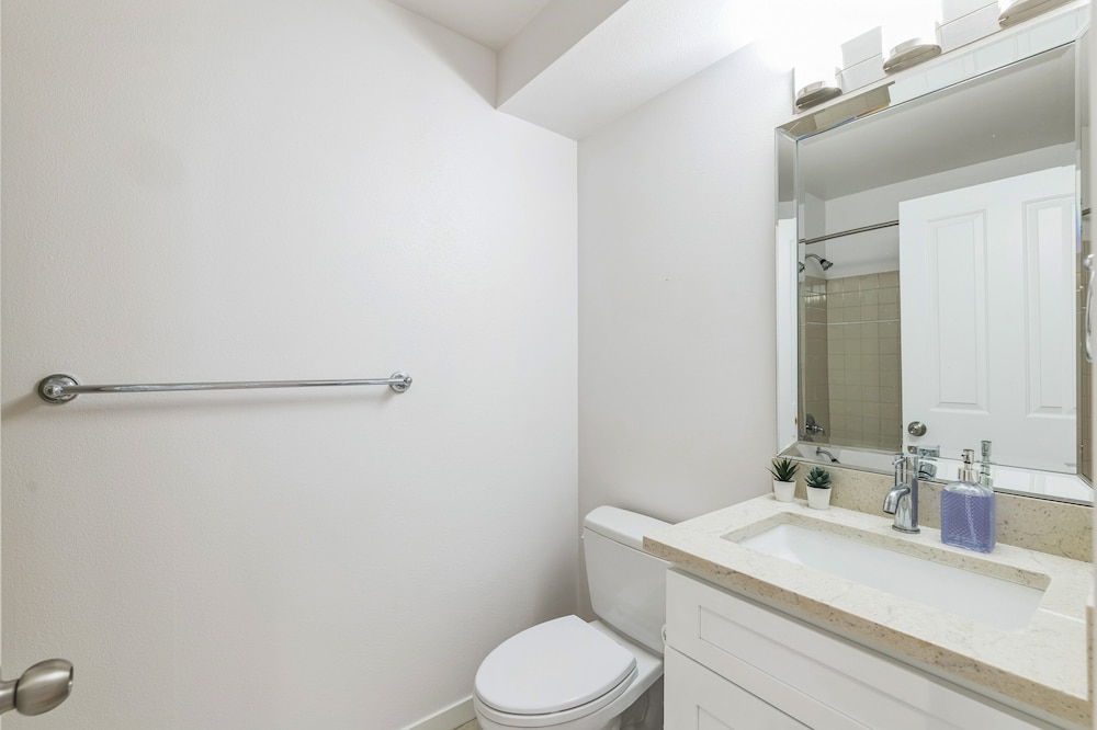 Walkable Seattle Gem Close To Everything 2 Bedroom Condo