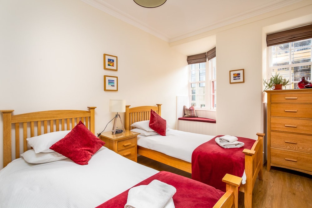 Lovely 2-bed Apartment in Old Town Edinburgh view 2