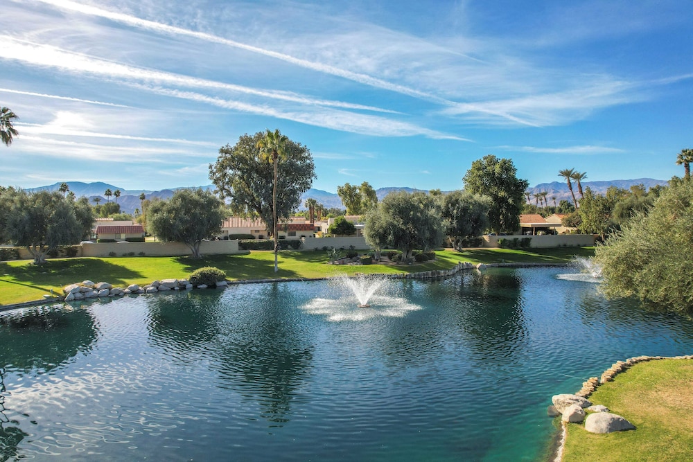 Games, Grill & Golf Course View: Palm Desert Gem!