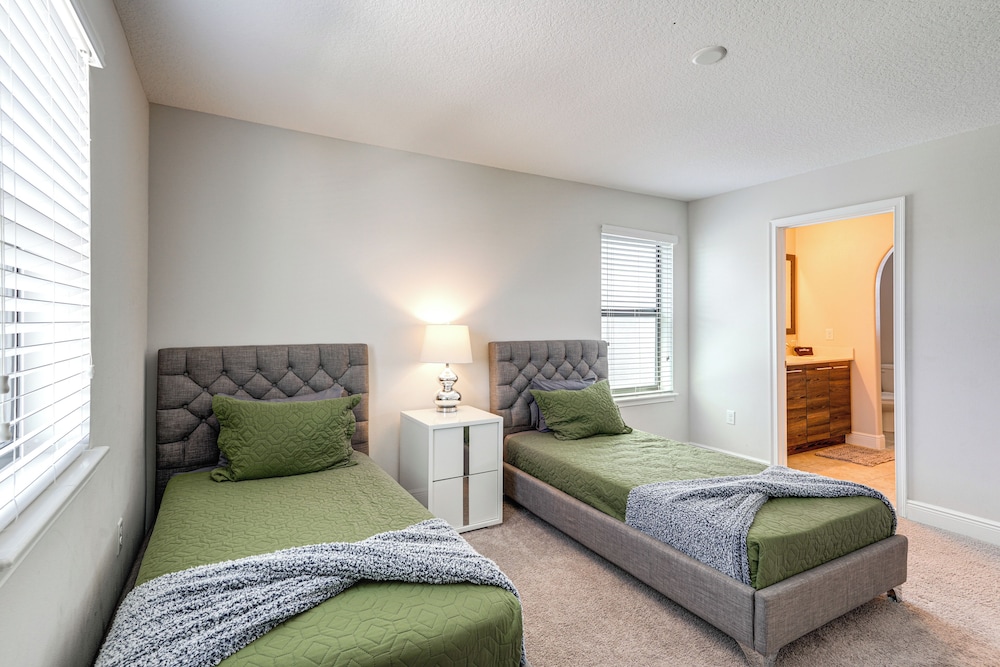 Near Disney & Legoland: Spacious Poolside Oasis!