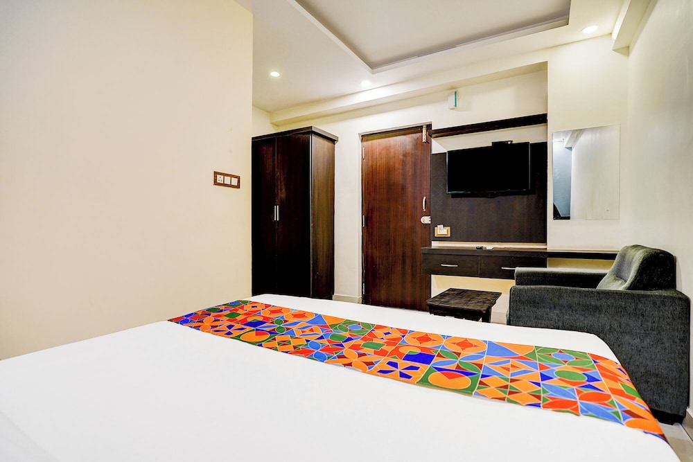 Fabhotel Royal Regalia Inn