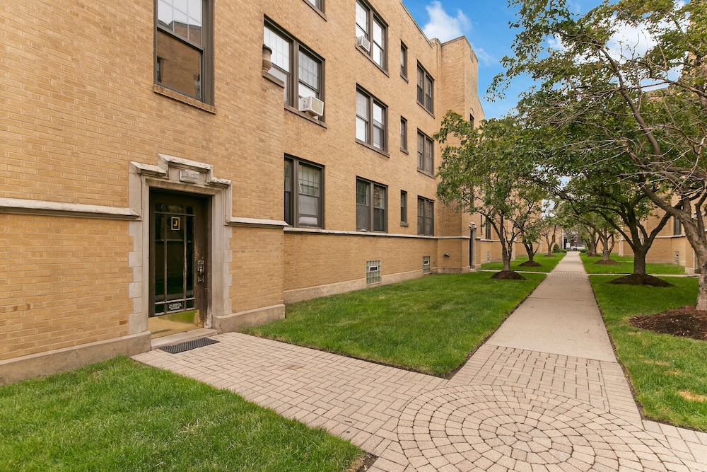 1BR Unit - Belmont J3