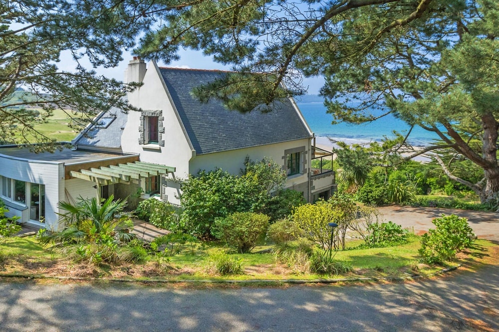 Cottage in Locquirec With Beach Access