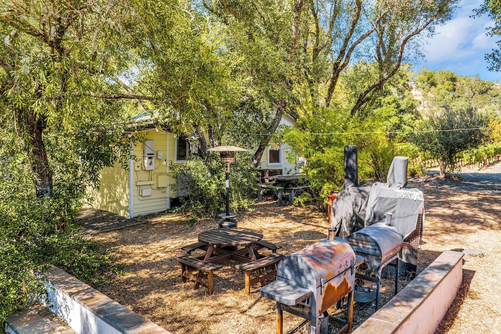 Grapevine Cottage by Avantstay Hobby Vineyard + Firepit