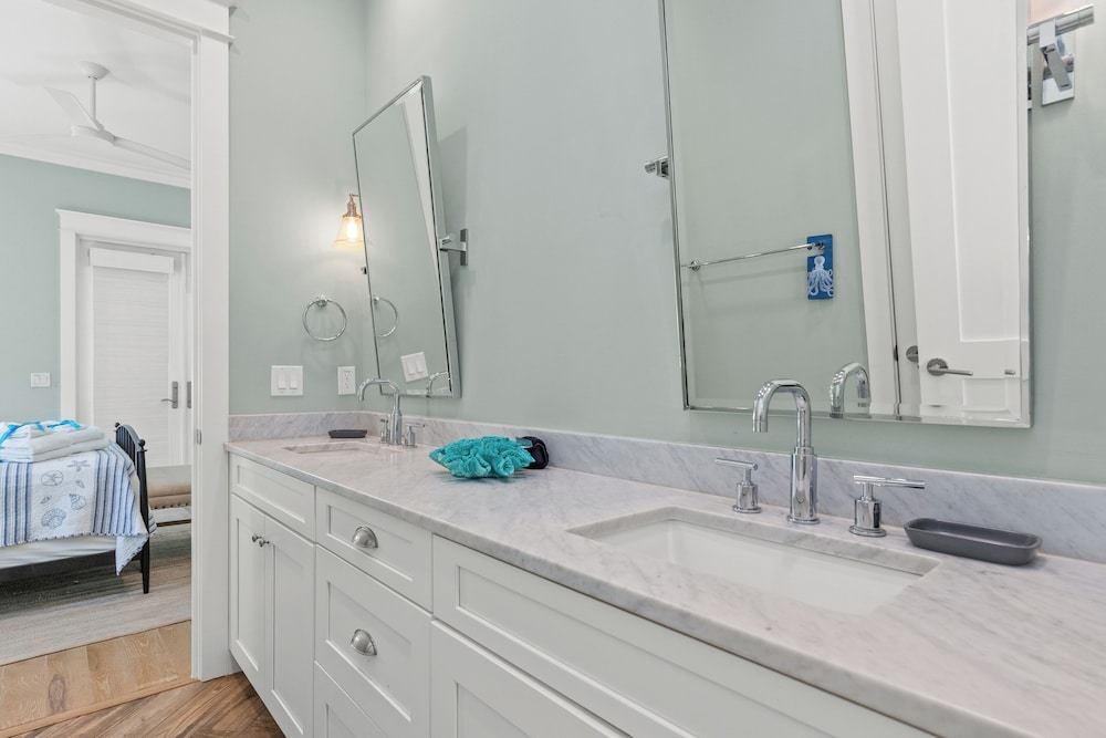 Sea Dlight: 3BR Beach Home Sleeps 10 With 4 Bikes in Watersound West