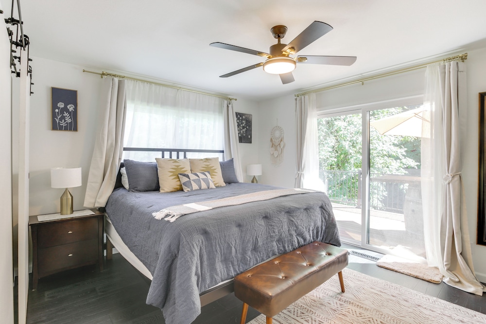 Modern Creekside Retreat 1 Mi to Spirit Mtn Casino