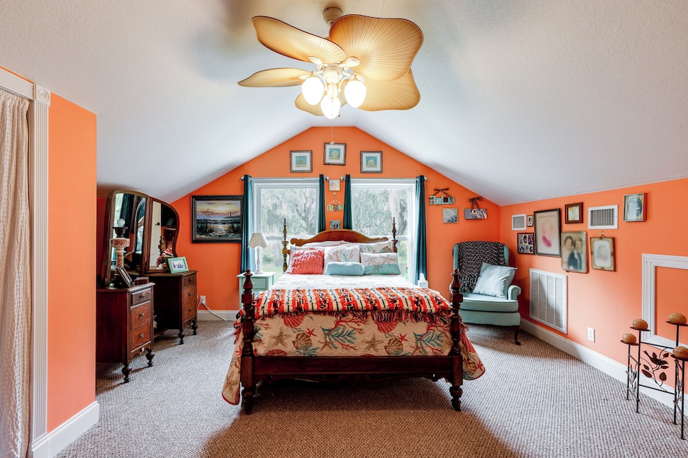 1/2 Mi to Sapelo River: Family Home w/ Large Yard