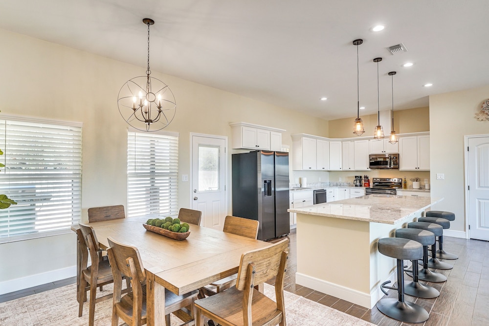 Golf, Shop & Explore: Home 5 Mi to Dtwn Midland!