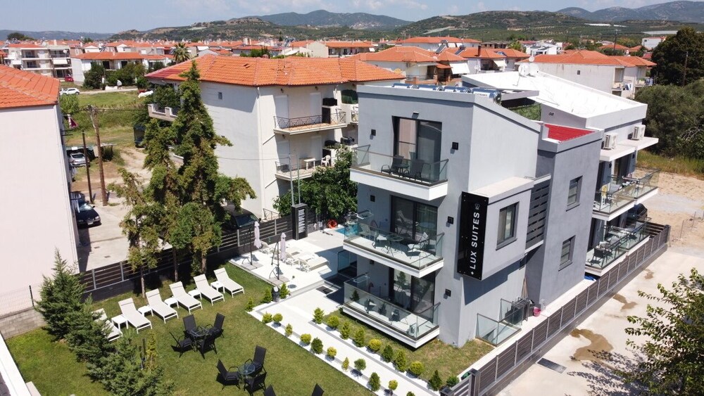 LUXSUITES