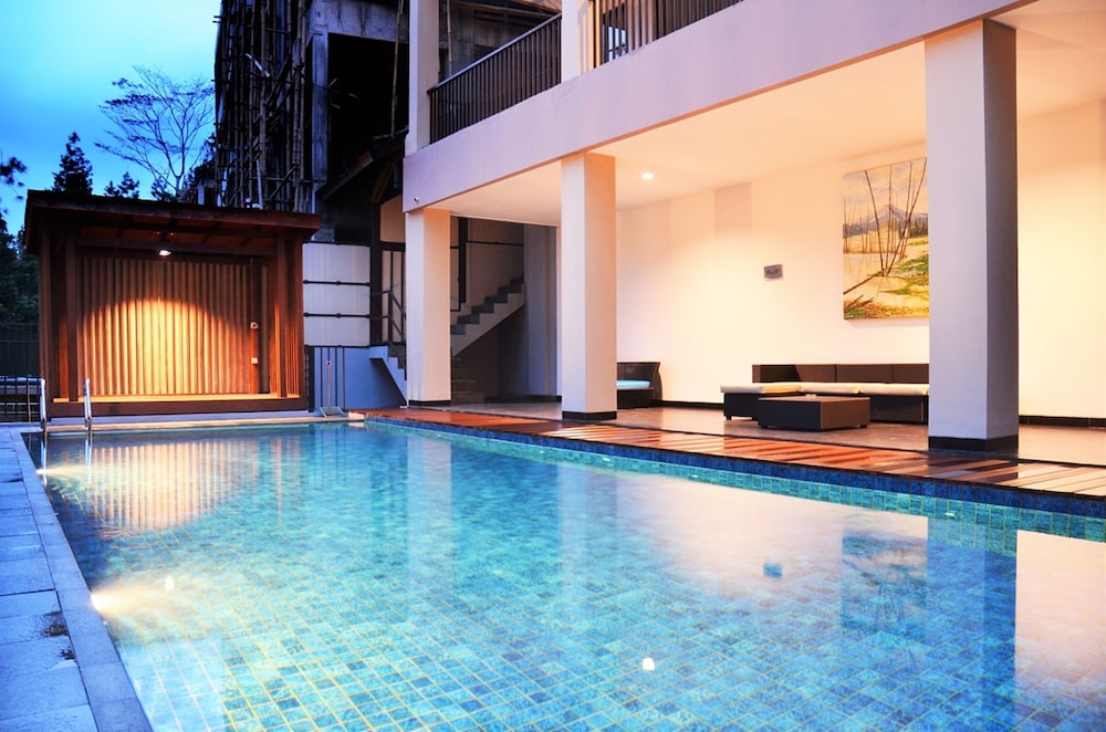 Mentari Hill View 8 BR heated pool and movie room