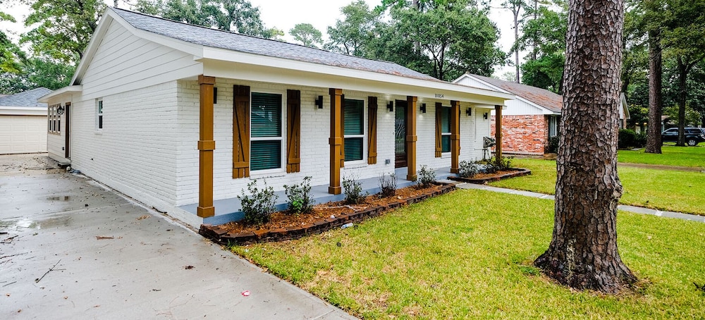 5Bdrm 3.5Bath 12Beds - HOME BIG AS TEXAS - Image 1