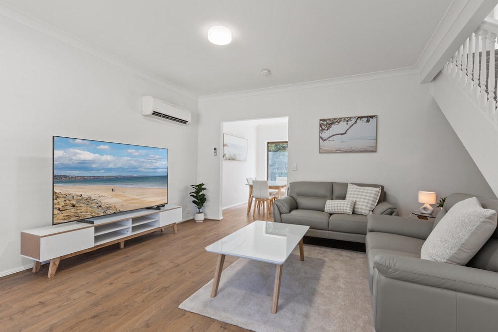 Elegant 3-bed Home From Sunny Glenelg Beach