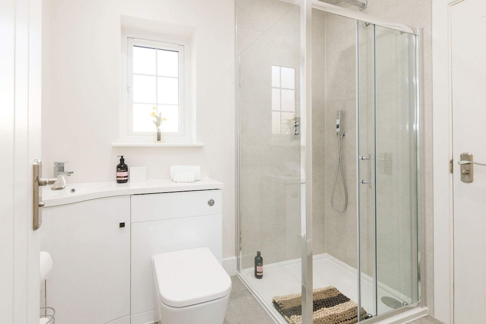 Beautiful 4-bed Close to South Downs Goodwood
