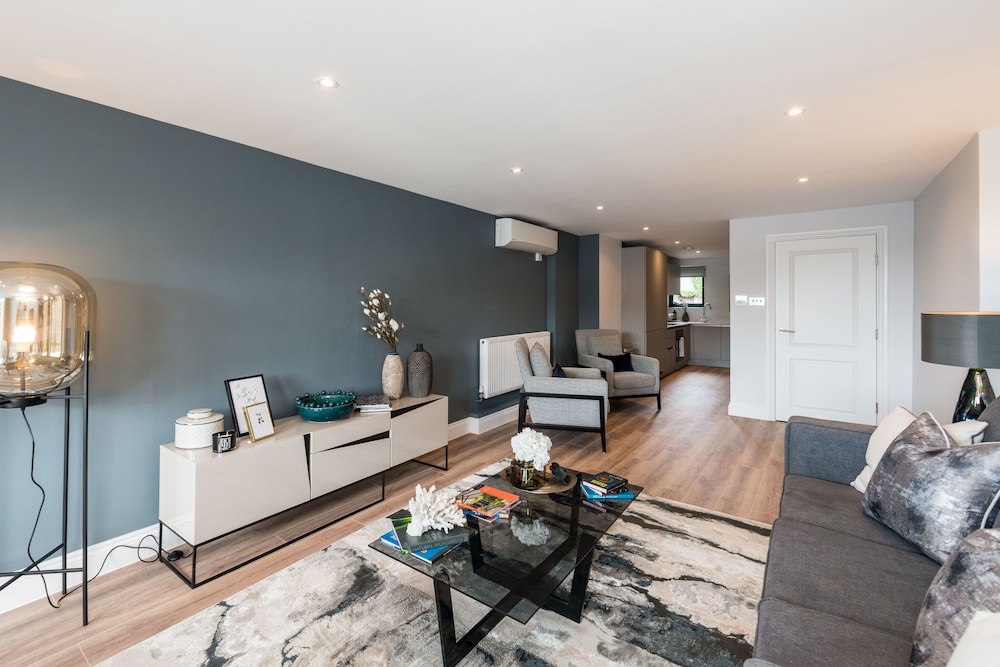 The Carlyle - Elegant Serviced Apartments
