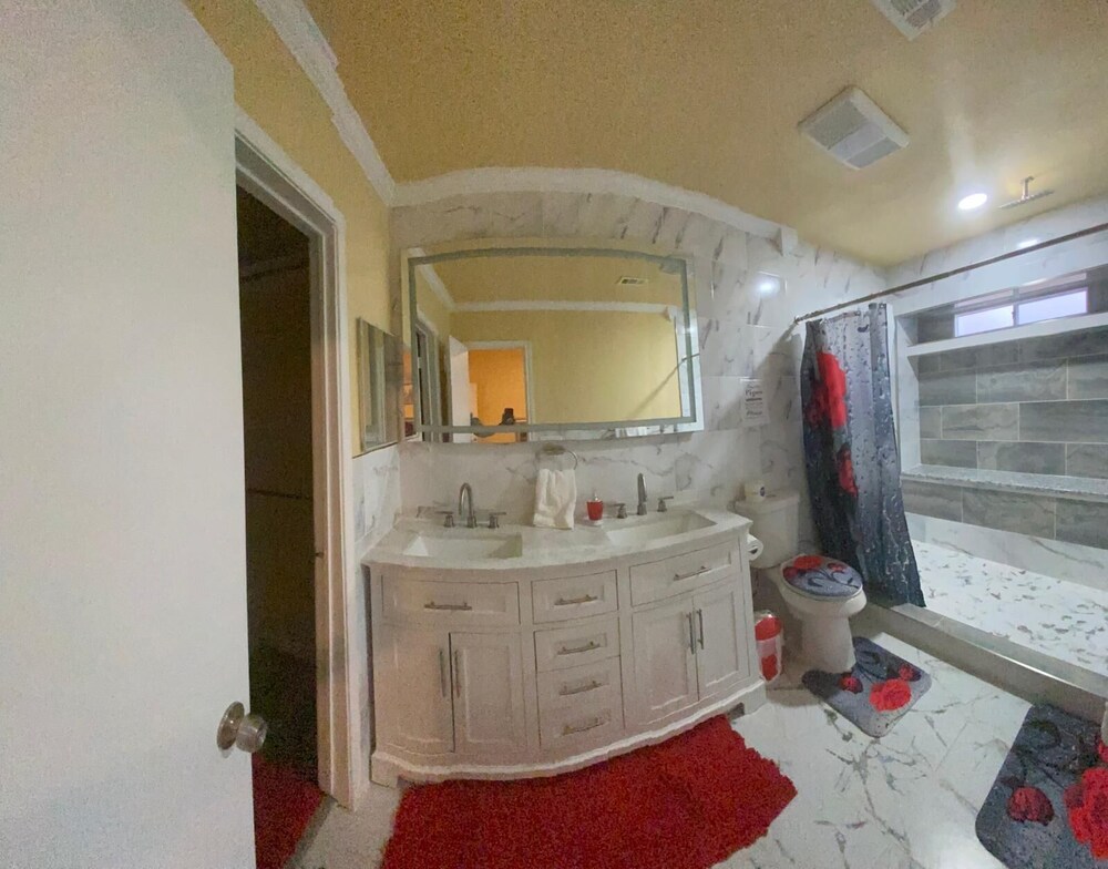 Modern Comfort Near Military Bases & Shopping Walk to Parks & Lakes!