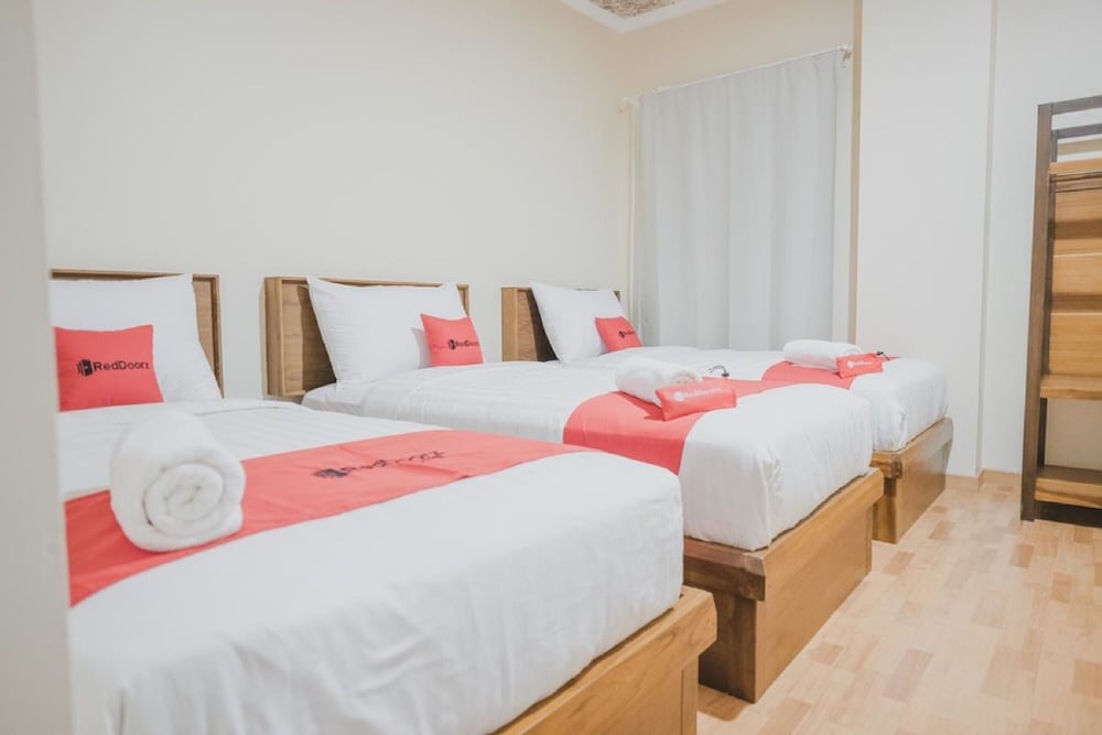 RedDoorz Plus near Soekarno Hatta Airport 2, Tangerang - 14