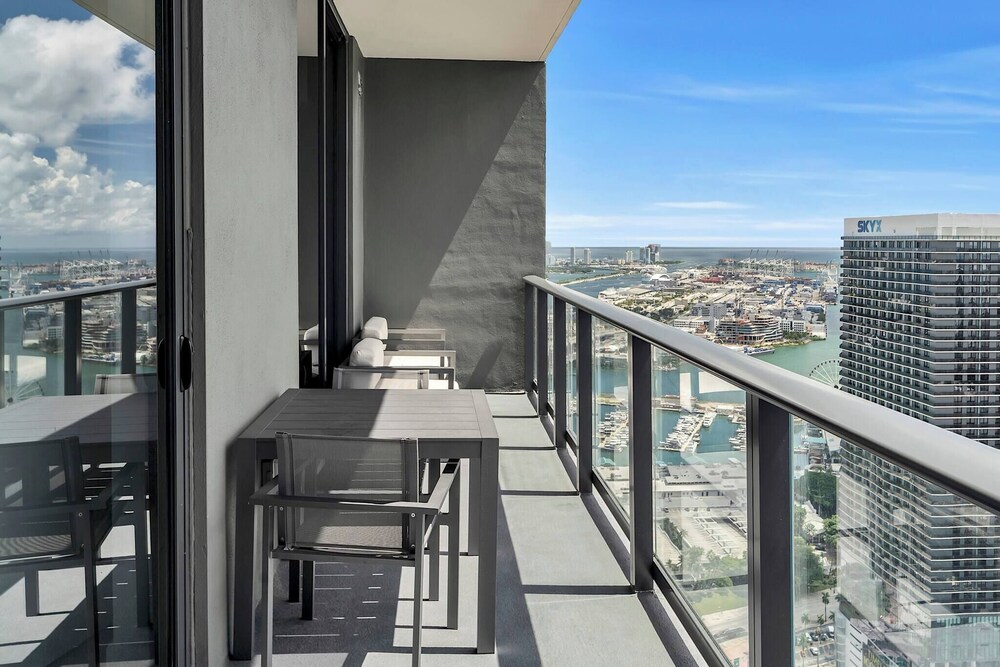 Penthouse 1BR Breathtaking City & Water Views