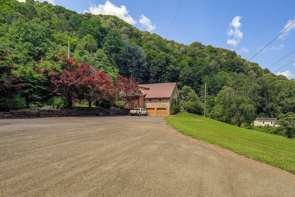 17 Mi to Coal Canyon Trail: Scenic Mtn-view Apt!