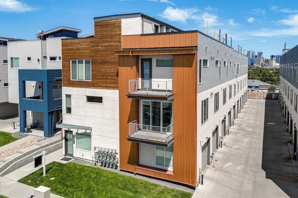 Luxe Denver Townhome: Hot Tub + City Views! view 2