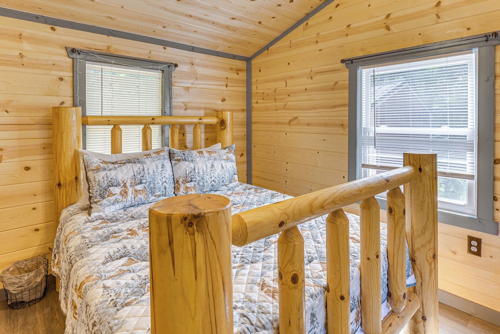 Charming Couples Cabin on 40 Acres in Zanesville