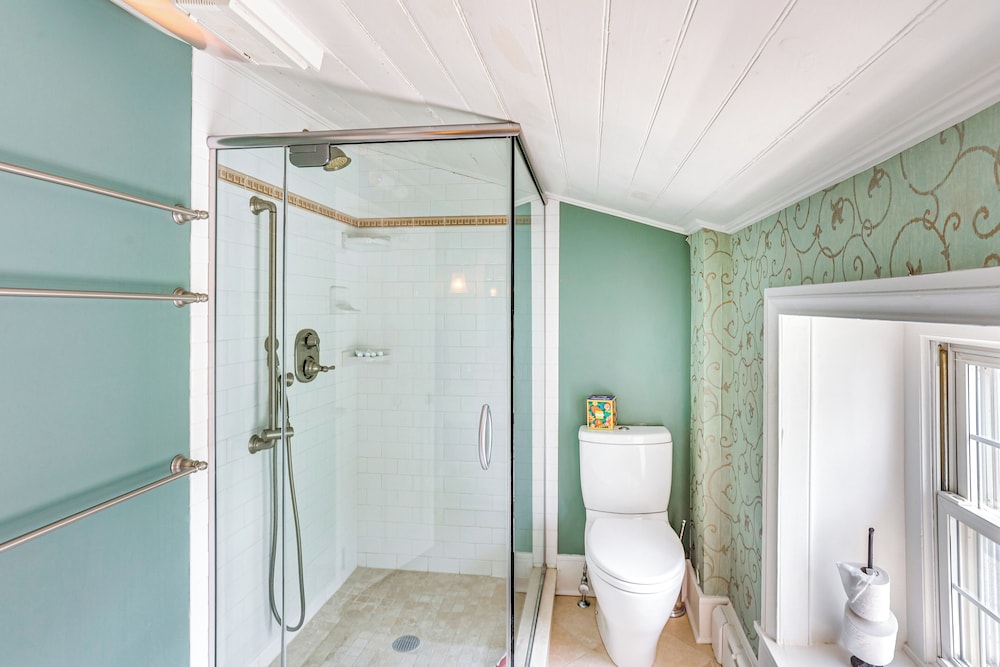 8 Mi to Reading: Spacious Farmhouse Retreat!