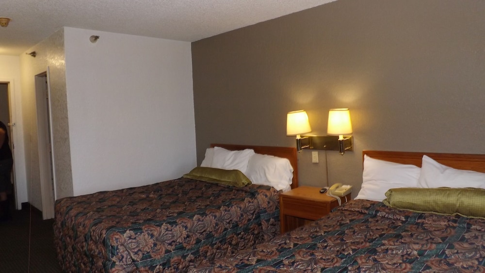 Kansas City Vacations - KCI Lodge - Property Image 5