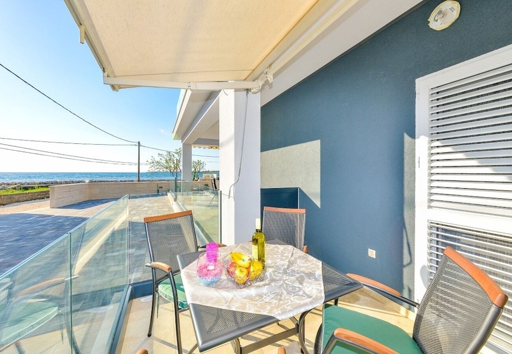 Sunny by the Sea - App1