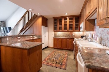 17 Vail Road Condos 5 Minute Walk to Vail Village and Gondola One by RedAwning view 4